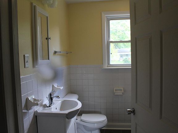 4th image of 144 Mansfield Ave
