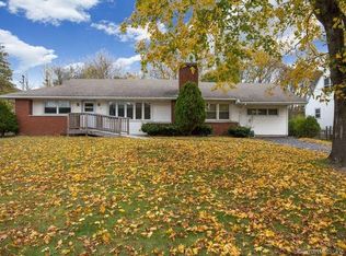 8 Maplewood Ct, Norwich, CT 06360