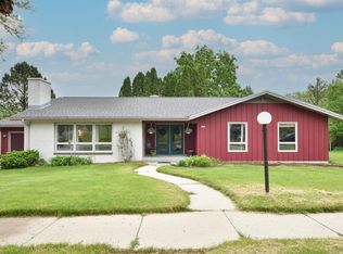 1005 S Silverbrook Dr, West Bend, WI 53095