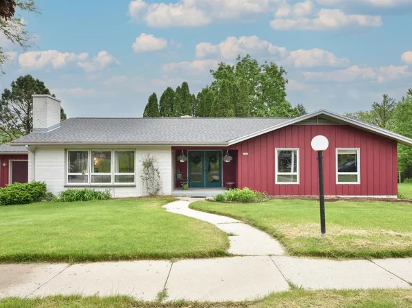 1005 South Silverbrook DRIVE, West Bend, WI 53095