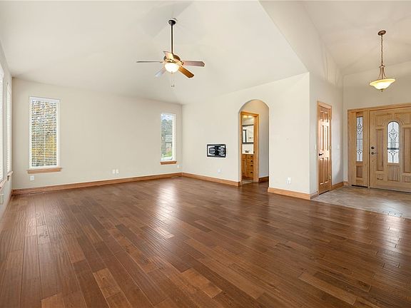 5th image of 12 Fleetwood Dr