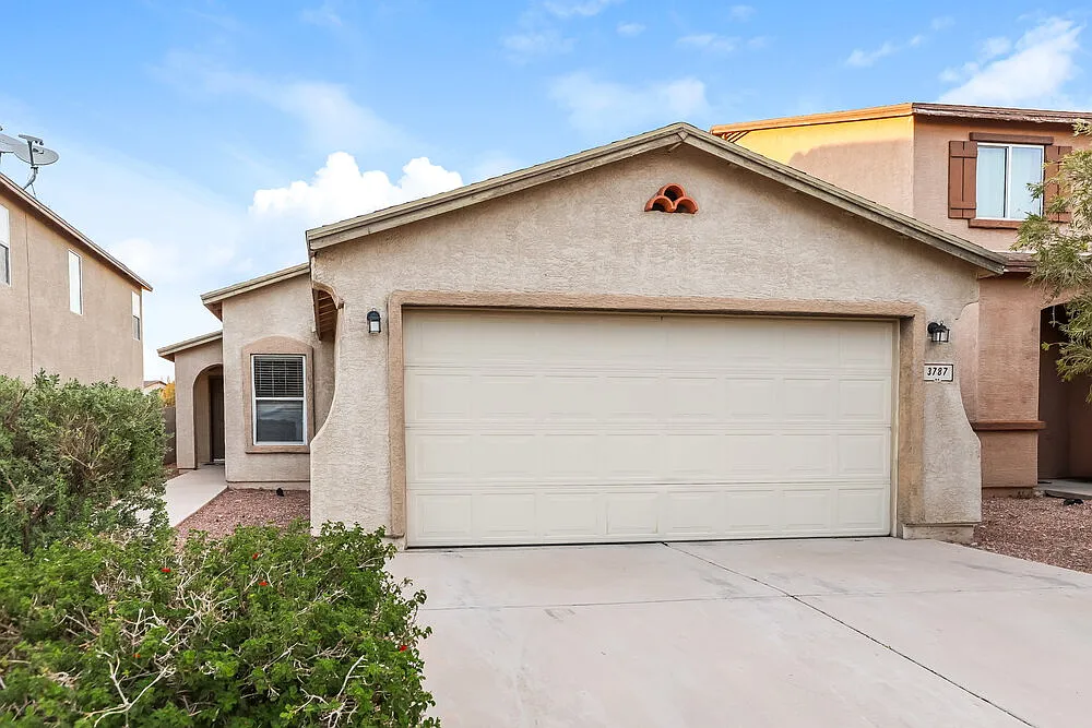 3 bed, 2.0 bath, 1261 sqft, $1,905 — Photo 1
