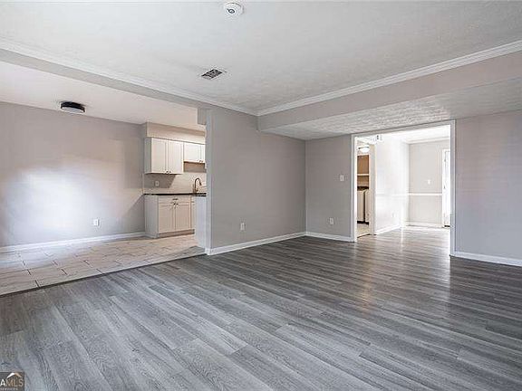 4th image of 5004 Meadow Ln