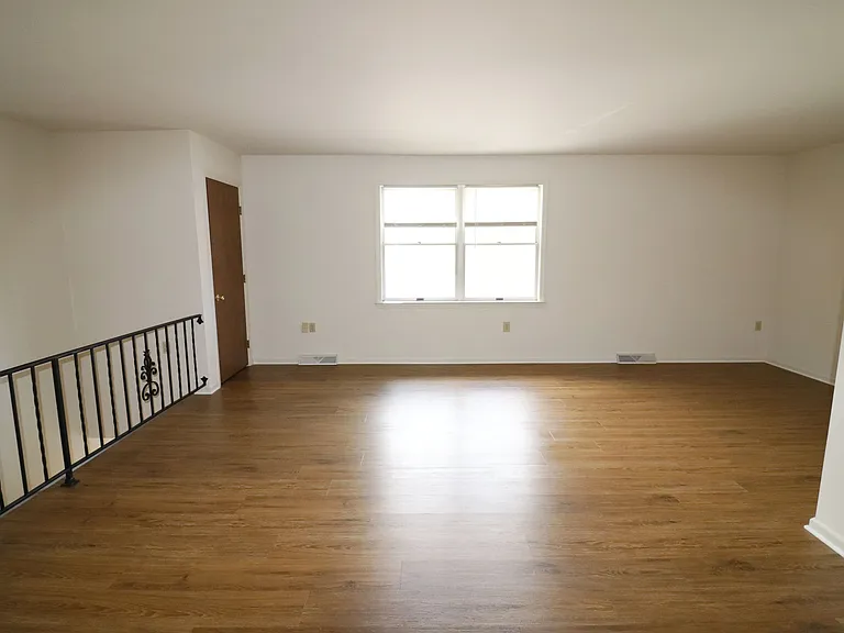 209 Colonial Dr — Photo 7