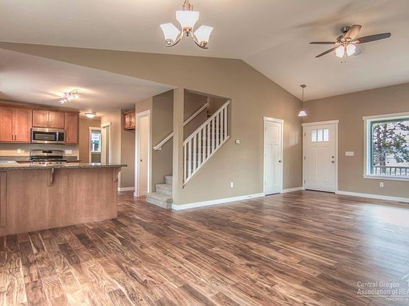 3rd image of 493 SE Gleneden Pl