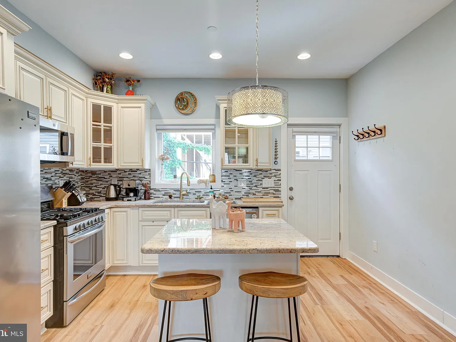 3 bed, 1599 sqft, $2,950 — Photo 3