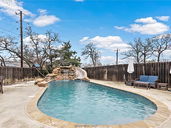 2nd image of 1203 Haddox Ct