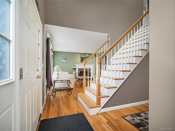 2nd image of 8 Fawn Meadow Dr