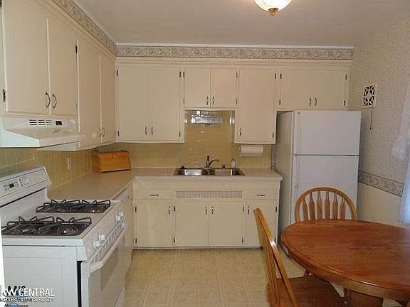 2nd image of 21150 Huntington Ave