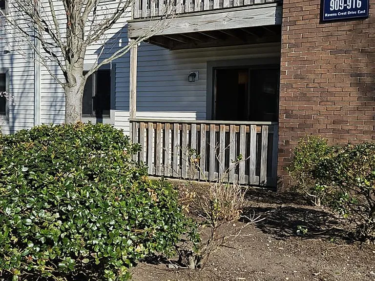 909 Ravens Crest Dr — Photo 1