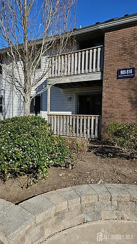 909 Ravens Crest Dr Photo 1