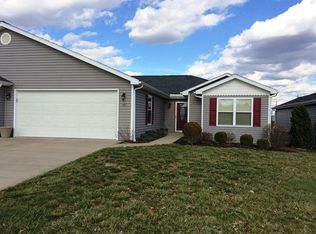 704 Oak Tree Ln, Belpre, OH 45714