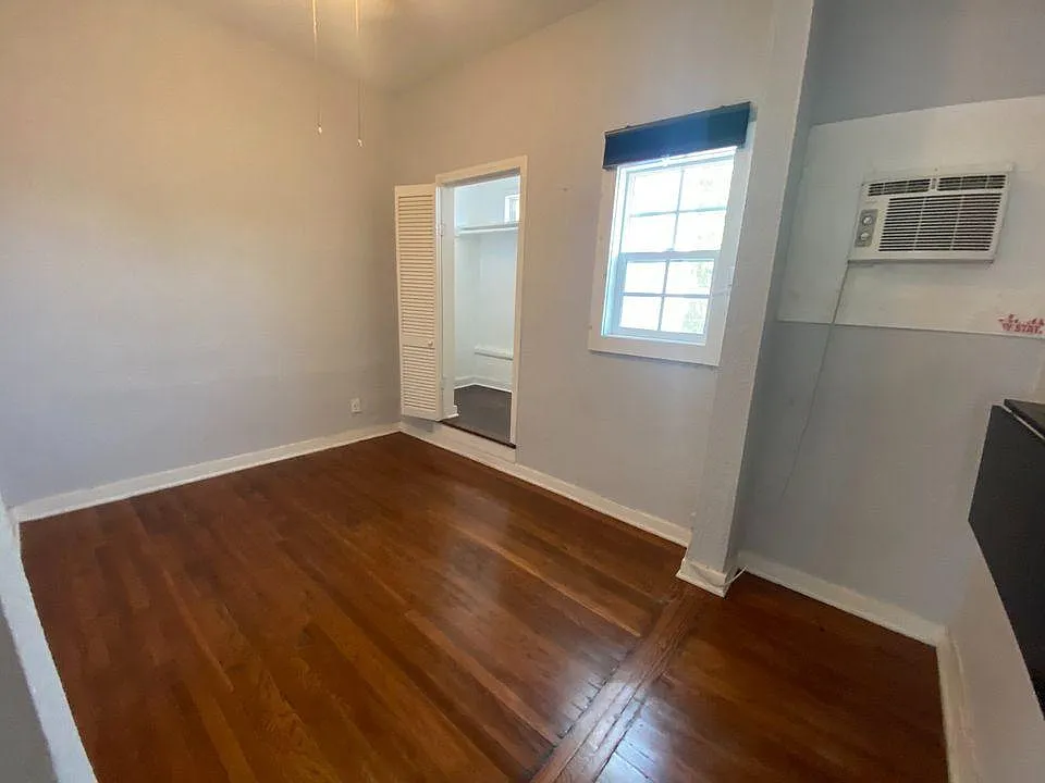 Room 3: $1100 per month + $100 utilities - 3514 Raymond Ave