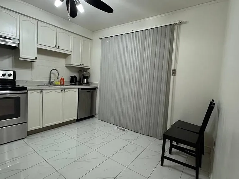 425 Elmwood Ct #ROOM — Photo 4
