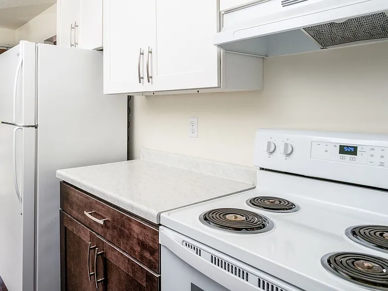 Xerxes Manor Apartments — Photo 26