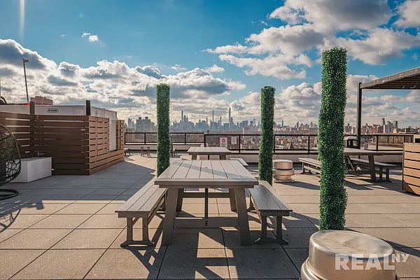 Rented by REAL New York | media 24