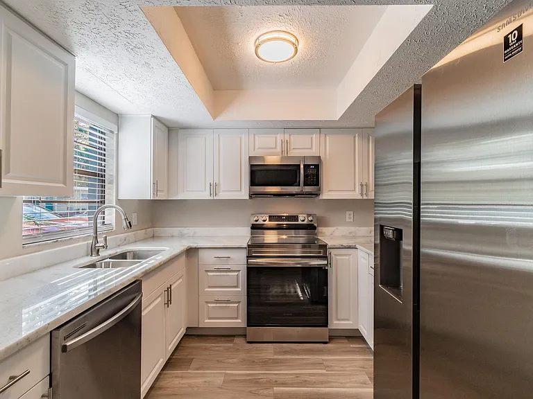 2419 W Stroud Ave #B — Photo 3