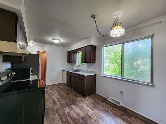 4th image of 2407 Hillcrest Dr