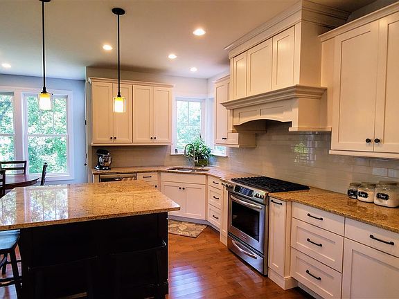 4th image of 14 Stuart Dr