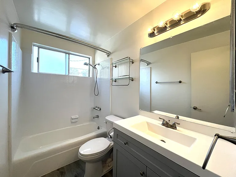 1706 Granville Ave #8 — Photo 10