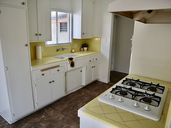 Light and bright kitchen with lots of storage!