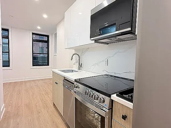 3rd image of 307 W 39th St #2C