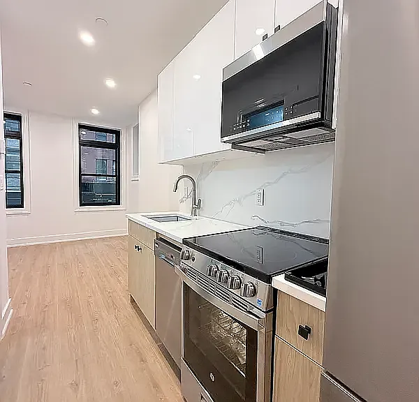 307 W 39th St #2C — Photo 3