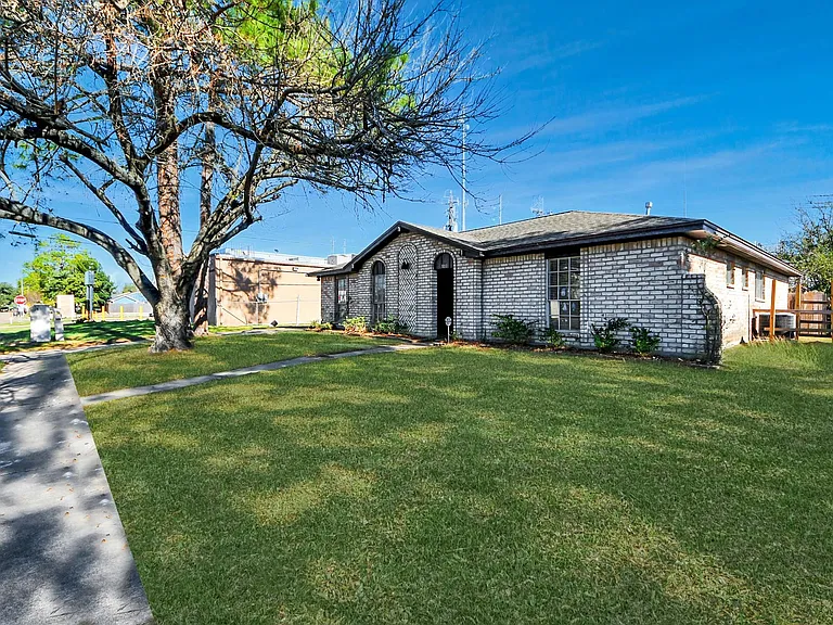 8011 La Roche Ln — Photo 5