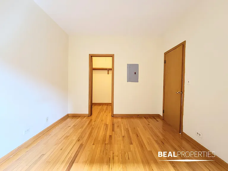 635 W Barry Ave — Photo 7