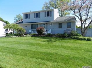 22 Windsor St, Islip, NY 11751