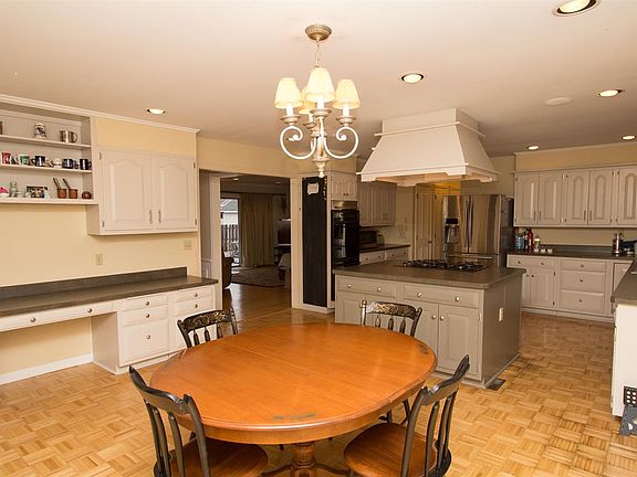 5th image of 12 Iroquois Dr