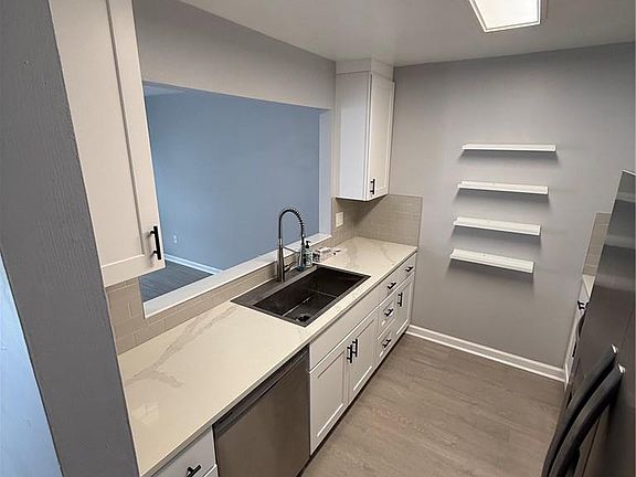 3rd image of 4153 Macarthur Rd