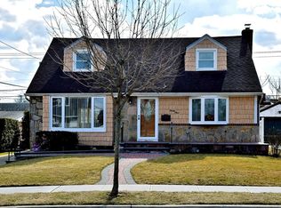 23 Greentree Rd, Mineola, NY 11501