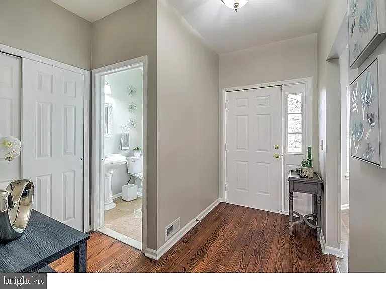 216 Waverly Ct — Photo 2