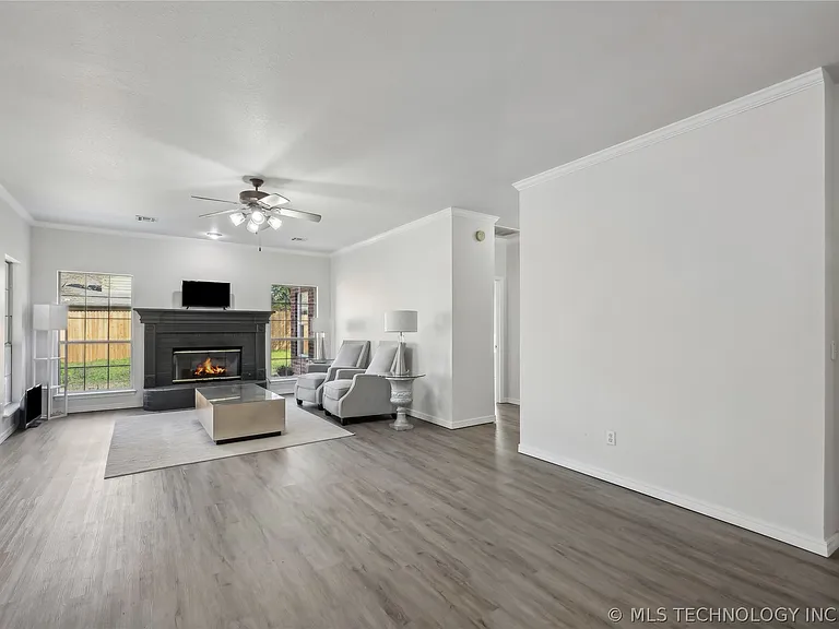 4308 W Broadway Ave N — Photo 6