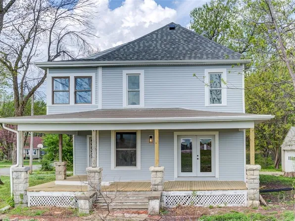 611 E 8th St, Wellsville, KS 66092
