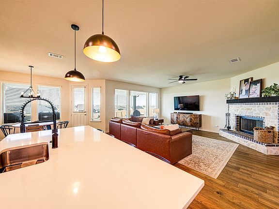 3rd image of 131 Clear Creek Ln