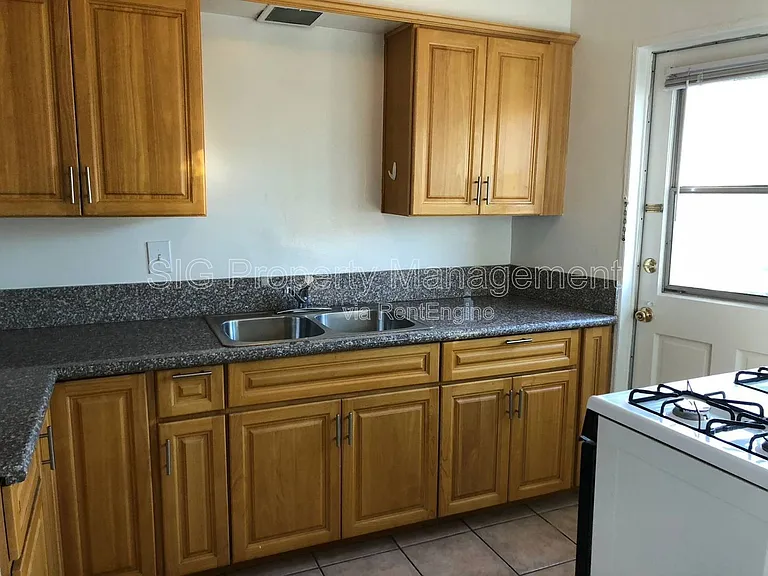 709 S Louise St #A — Photo 4