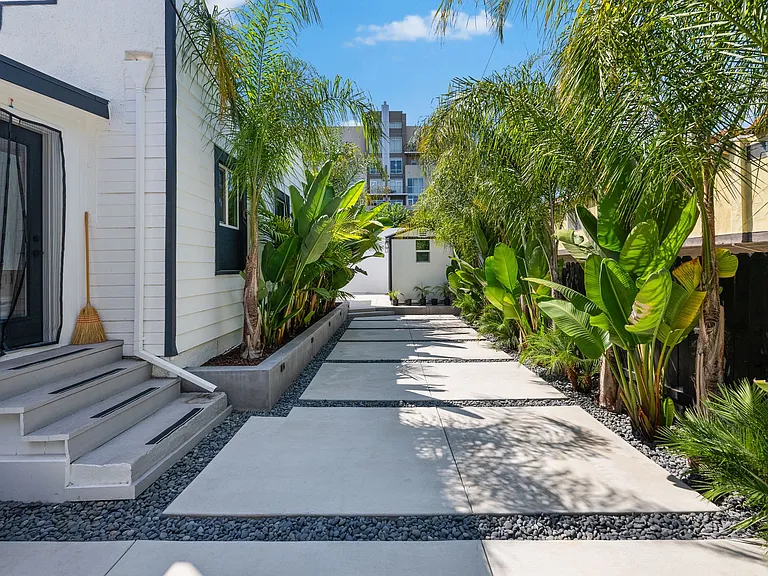 1752 Robinson Ave — Photo 11