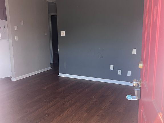 3rd image of 910 Calvin St #D