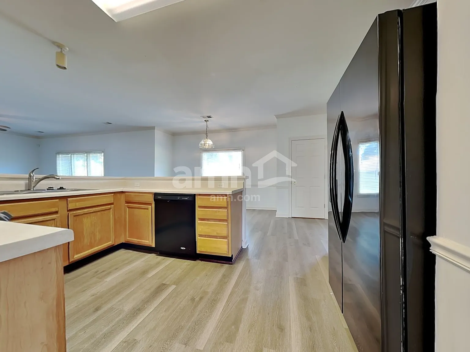 3 bed, 2.5 bath, 2897 sqft, $2,180 — Photo 3