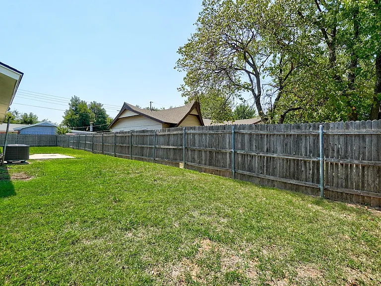 1401 Hampton Dr — Photo 41
