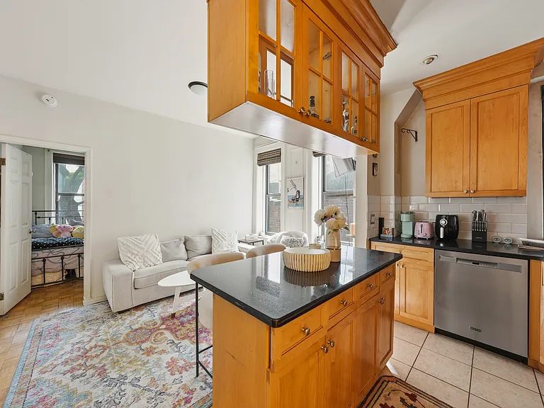 246 E 51st St #5 — Photo 4