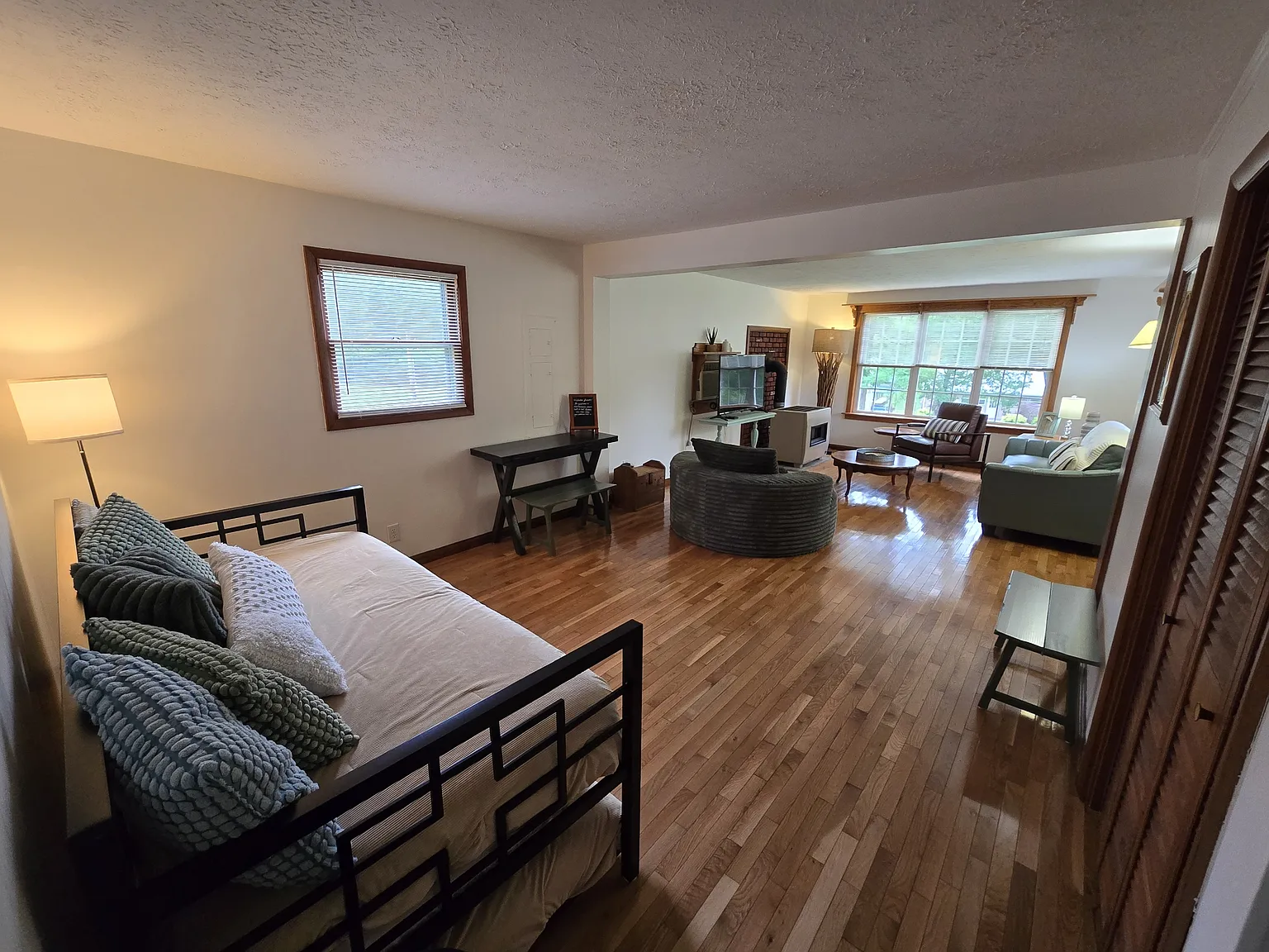 2 bed, 1.5 bath, 1161 sqft, $2,200 — Photo 2