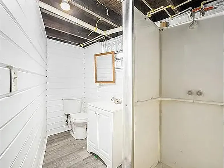 16174 Friend Ave — Photo 1