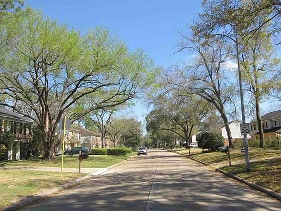 Exterior Neighborhood (street photo)