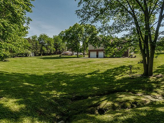 5th image of 110 Meadow Ln