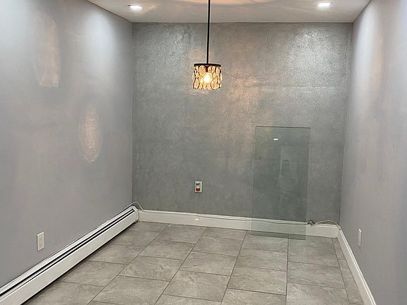 2nd image of 250 Robinson Ave
