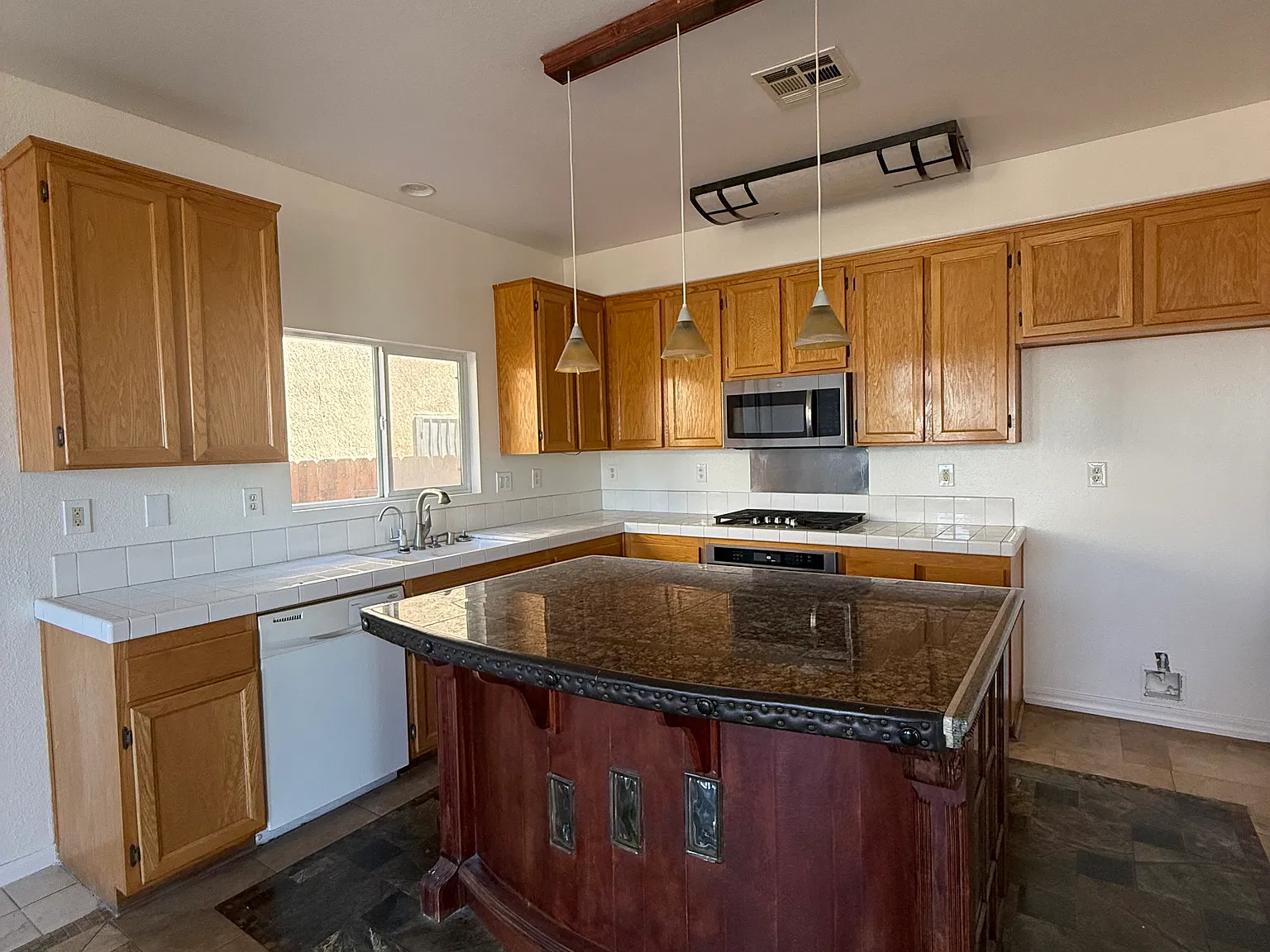 5 bed, 2.5 bath, 2224 sqft, $4,700 — Photo 3