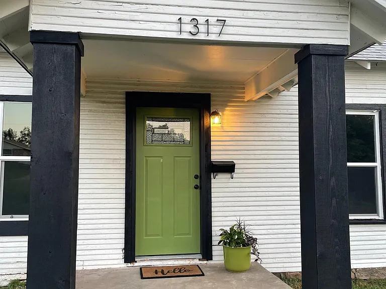 1317 E Broadway St — Photo 3
